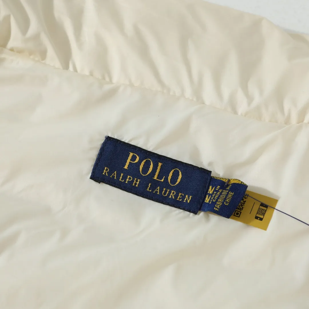 P370 #R55 Ralph Laura's classic thin down vest. The milky white color is really exciting at first sight. It's soft, waxy and white, instantly breaking the dullness of autumn and winter! Navy blue, retro college style soul, more special than black, more retro than white! It’s a bookish color! Pair it with a sweater or sweatshirt of the same color to complete the American retro feel! Classic, durable and elegant, it’s a style you can’t go wrong with if you close your eyes! The classic black cool and versatile king, the anchor of your wardrobe! Invincible slimming! Super versatile! The scheming version will look good on whoever wears it! Small sisters can wear it to show off their proportions without weighing them down ~ Even fat sisters can wear it with confidence, and the effect of hiding body fat is great! The inside is also very durable: 90% high-quality white duck down, 150g filling, the key is to be light and warm! It’s not burdensome to wear at all~ The inside is also treated with anti-slip velvet treatment, and the details are perfect! The classic pony logo is the finishing touch and adds a sense of sophistication. This winter, it can really make you warm and beautiful!  Color: Creamy White Black Navy Size: S M L XL Length: 63 64 65 66 Bust: 110 114 118 122 Shoulder Width: 41 42 43 44